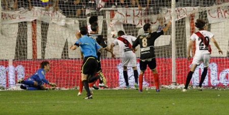 Imagen del gol de Tamudo que dio la salvación al Rayo Vallecano en la temporada 2011/12, donde también lo logró el Granada (MARCA) Imagen del gol de Tamudo que dio la salvación al Rayo Vallecano en la temporada 2011/12, donde también lo logró el Granada (MARCA)