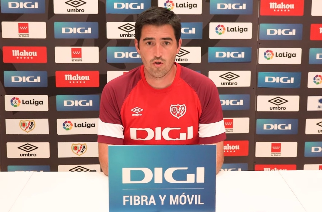 Andoni Iraola, técnico del Rayo Vallecano, durante la rueda de prensa previa al encuentro contra el Granada (RAYO VALLECANO TV)