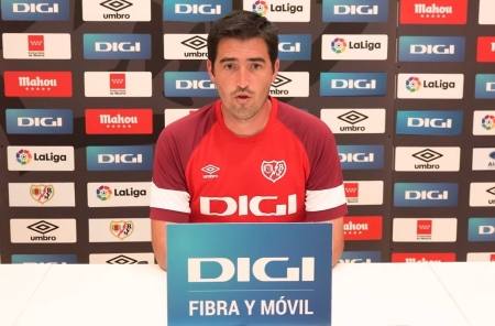 Andoni Iraola, técnico del Rayo Vallecano, durante la rueda de prensa previa al encuentro contra el Granada (RAYO VALLECANO TV) Andoni Iraola, técnico del Rayo Vallecano, durante la rueda de prensa previa al encuentro contra el Granada (RAYO VALLECANO TV)