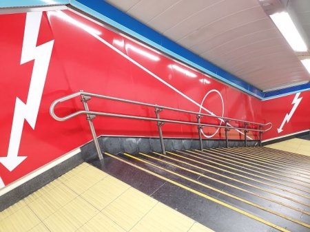 Pintada dedicada al Rayo Vallecano en una de las bocanas de la Estación de Portazgo (FRAN CALVO)