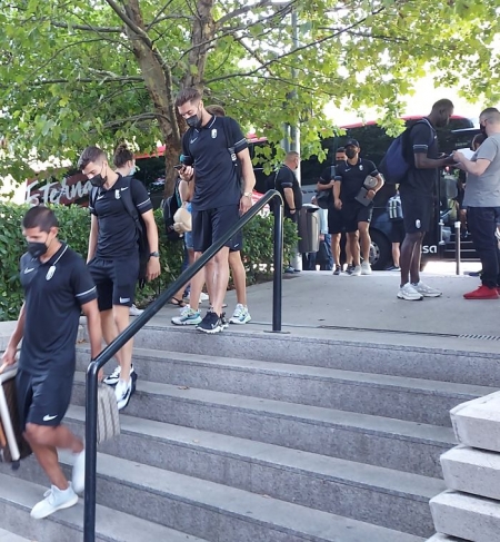El Granada, a su llegada a Madrid para la disputa esta tarde del partido ante el Rayo Vallecano (FRAN CALVO) El Granada, a su llegada a Madrid para la disputa esta tarde del partido ante el Rayo Vallecano (FRAN CALVO)