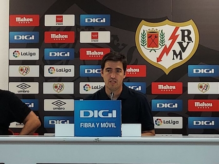 Andoni Iraola, técnico del Rayo Vallecano, durante la rueda de prensa en Vallecas (RAYO VALLECANO TV) Andoni Iraola, técnico del Rayo Vallecano, durante la rueda de prensa en Vallecas (RAYO VALLECANO TV)
