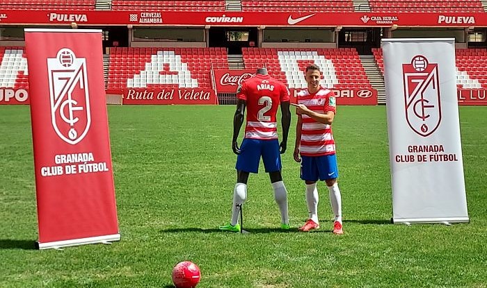 Santiago Arias, durante su presentación como nuevo jugador del Granada (FRAN CALVO)