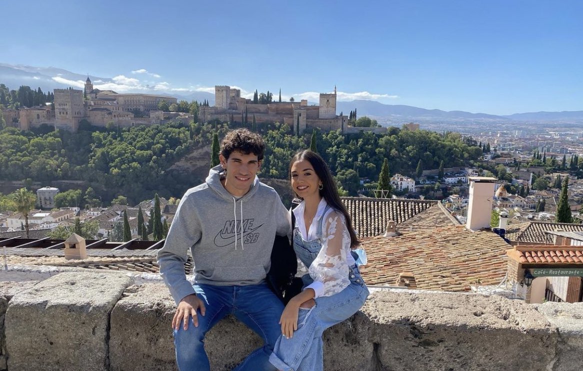 Jesús Vallejo, junto a su pareja María en el Mirador de San Nicolás durante su etapa en Granada (IG)