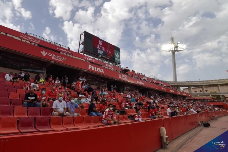 Sanidad permitirá la entrada en los estadios de hasta un 60 % de aforo (JOSÉ M. BALDOMERO) Sanidad permitirá la entrada en los estadios de hasta un 60 % de aforo (JOSÉ M. BALDOMERO)
