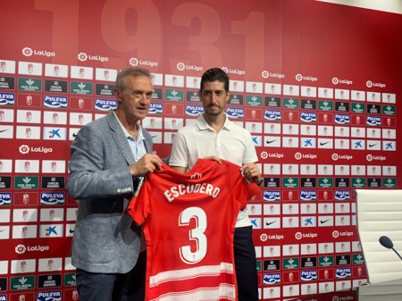Sergio Escudero posa, junto a Pep Boada, con su nueva camiseta (JOSÉ VELASCO) Sergio Escudero posa, junto a Pep Boada, con su nueva camiseta (JOSÉ VELASCO)