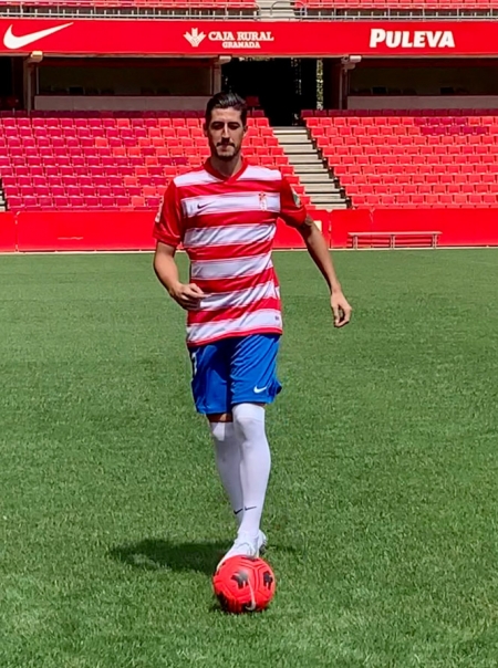 Escudero posa con la camiseta rojiblanca (JOSÉ VELASCO)