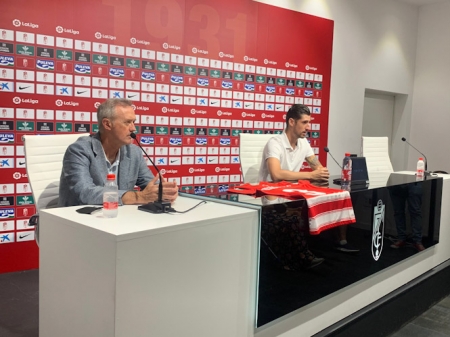 Pep Boada y Sergio Escudero, durante la rueda de prensa en la presentación del jugador este mediodía (JOSÉ VELASCO) Pep Boada y Sergio Escudero, durante la rueda de prensa en la presentación del jugador este mediodía (JOSÉ VELASCO)