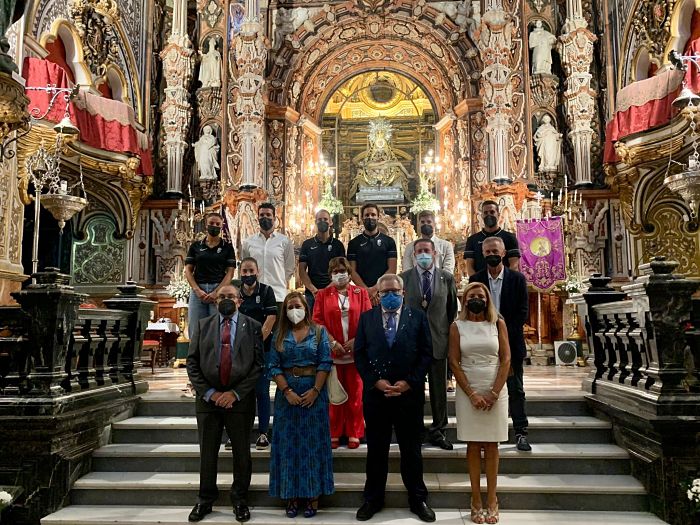 Imagen de los representantes del Granada en la ofrenda floral a la Virgen de las Angustias esta tarde (JOSÉ VELASCO / GRJ)