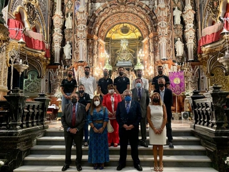 Imagen de los representantes del Granada en la ofrenda floral a la Virgen de las Angustias esta tarde (JOSÉ VELASCO / GRJ) Imagen de los representantes del Granada en la ofrenda floral a la Virgen de las Angustias esta tarde (JOSÉ VELASCO / GRJ)