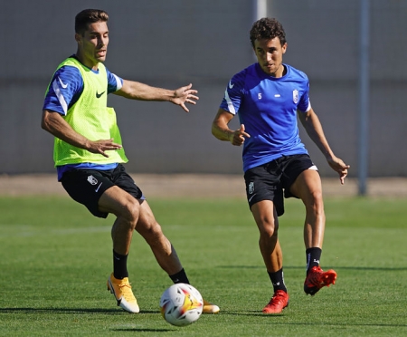 Rochina y Milla, durante el entrenamiento de esta mañana en la Ciudad Deportiva (PEPE VILLOSLADA / GCF) Rochina y Milla, durante el entrenamiento de esta mañana en la Ciudad Deportiva (PEPE VILLOSLADA / GCF)