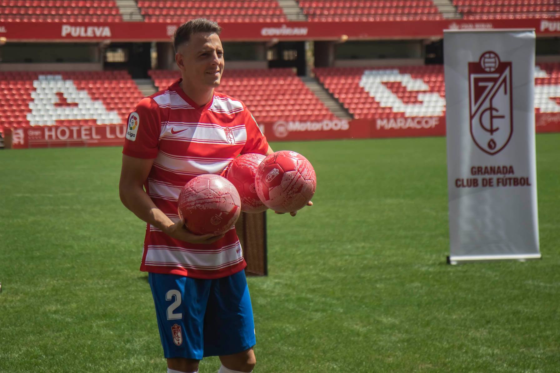 Santiago Arias, durante su presentación como nuevo jugador del Granada (JOSÉ VELASCO / GRJ)