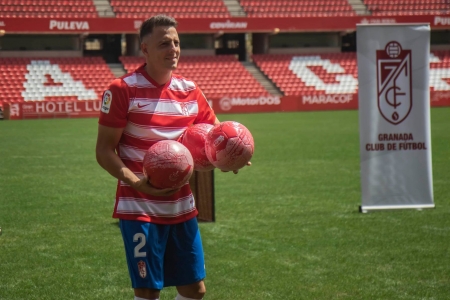 Santiago Arias, durante su presentación como nuevo jugador del Granada (JOSÉ VELASCO / GRJ) Santiago Arias, durante su presentación como nuevo jugador del Granada (JOSÉ VELASCO / GRJ)