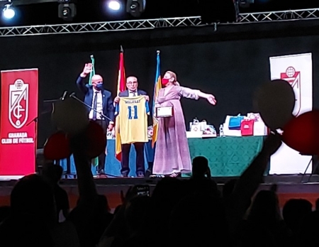 José Macanás, en el centro, durante el homenaje de Ogíjares al Granada en su primer día de Fiestas (FRAN CALVO)