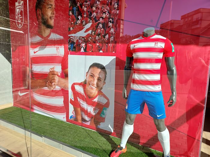 La camiseta del Granada ha sido elegida como la segunda más bonita de LaLiga (FRAN CALVO)