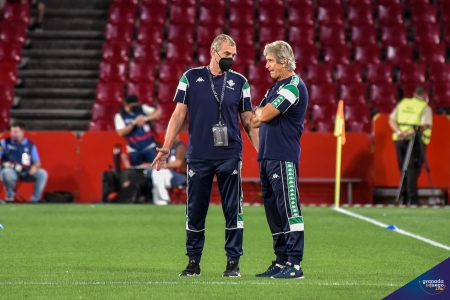 Manuel Pellegrini, junto a un miembro de su cuerpo técnico, pensativo antes del encuentro en el `Nuevo Los Cármenes` (JOSÉ M. BALDOMERO)