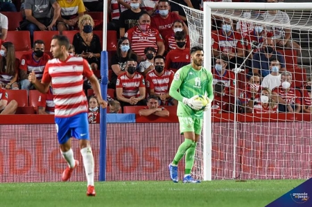 Rui Silva, durante el partido contra el Granada en el `Nuevo Los Cármenes` (JOSÉ M. BALDOMERO)