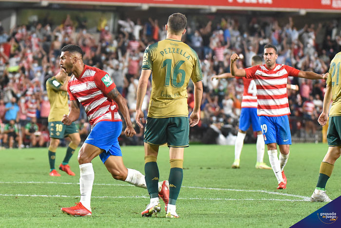 El Granada estuvo irreconocible ante el Betis y acabó perdiendo en el último minuto (JOSÉ M. BALDOMERO)