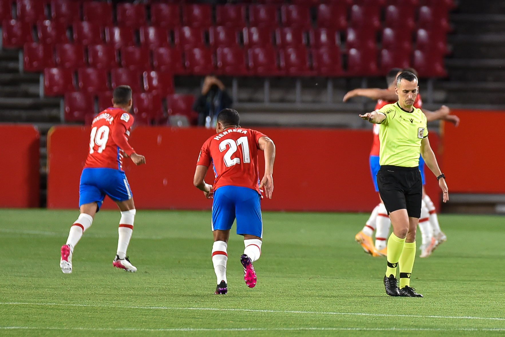 Santiago Jaime Latre, durante el Granada - Eibar del curso pasado, dirigirá el encuentro del Camp Nou ante el Barcelona (JOSÉ M. BALDOMERO)