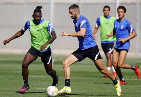 Eteki y Gonalons, con Milla de fondo, durante el entrenamiento de esta mañana en la Ciudad Deportiva (PEPE VILLOSLADA / GCF)