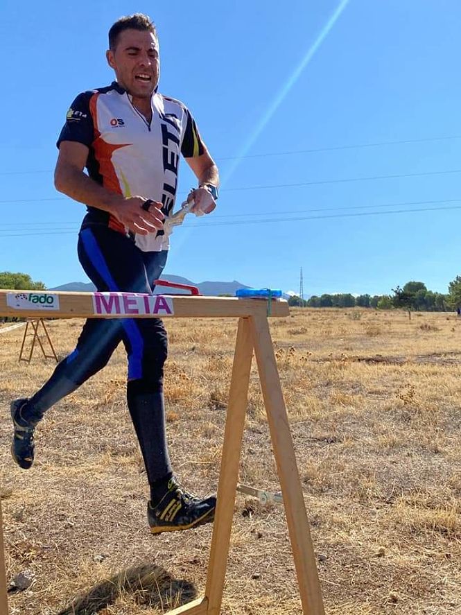 Un orientador durante la prueba (CLUB VELETA)