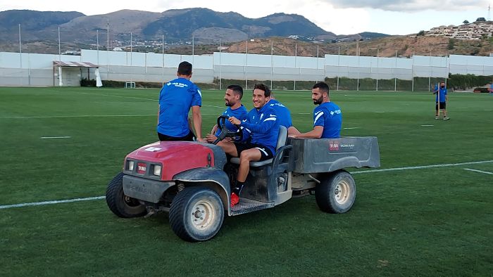 Varios jugadores del Granada entraron al césped sobre cuatro ruedas en el entrenamiento de hoy (FRAN CALVO)