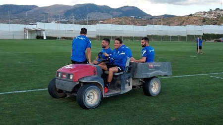 Varios jugadores del Granada entraron al césped sobre cuatro ruedas en el entrenamiento de hoy (FRAN CALVO) Varios jugadores del Granada entraron al césped sobre cuatro ruedas en el entrenamiento de hoy (FRAN CALVO)