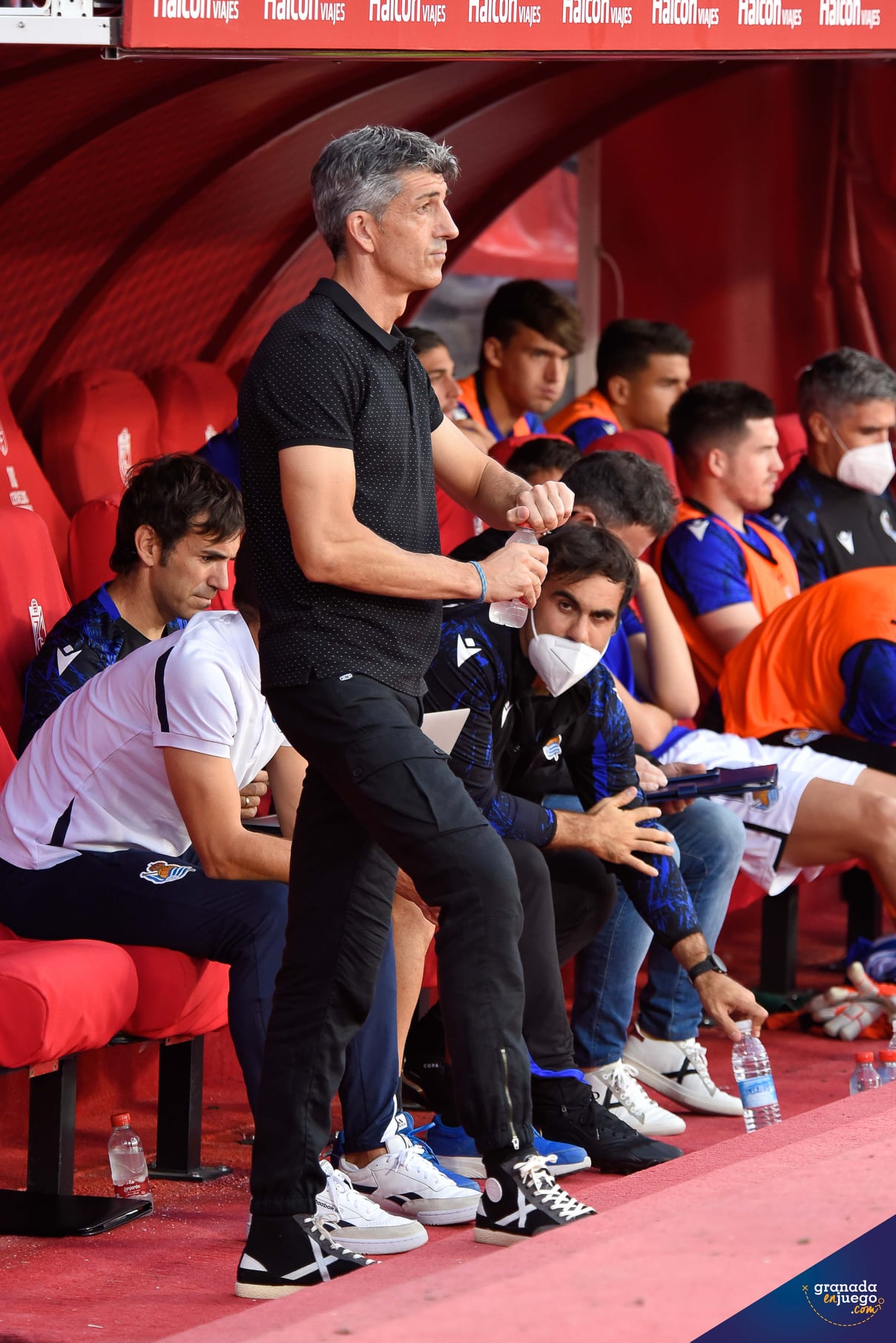 Imanol Alguacil, entrenador de la Real Sociedad, en los momentos previos al duelo contra el Granada (JOSÉ M. BALDOMERO)