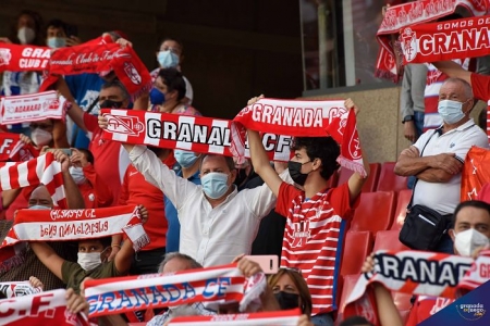 Los abonados del Granada ya pueden inscribirse para la designación de entradas del partido ante el Sevilla (JOSÉ M. BALDOMERO)