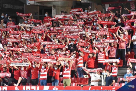 El Granada mantuvo una reunión con la grada de animación para analizar la negativa situación del equipo (JOSÉ M. BALDOMERO)