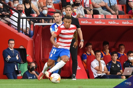 Machís, que salió lesionado en el último encuentro del Granada ante la Real, ha entrado en la convocatoria para viajar a Vigo (JOSÉ M. BALDOMERO)