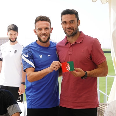 Quini y Jorge Molina posan con el brazalete de capitán durante el almuerzo de hoy en la Ciudad Deportiva (GCF) Quini y Jorge Molina posan con el brazalete de capitán durante el almuerzo de hoy en la Ciudad Deportiva (GCF)