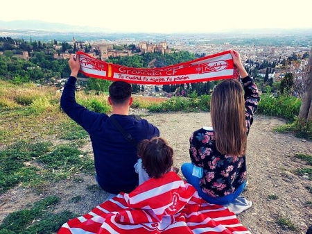 Los aficionados del Granada ya están preparados para apoyar a su equipo en busca del primer triunfo de la temporada (FRAN CALVO) Los aficionados del Granada ya están preparados para apoyar a su equipo en busca del primer triunfo de la temporada (FRAN CALVO)