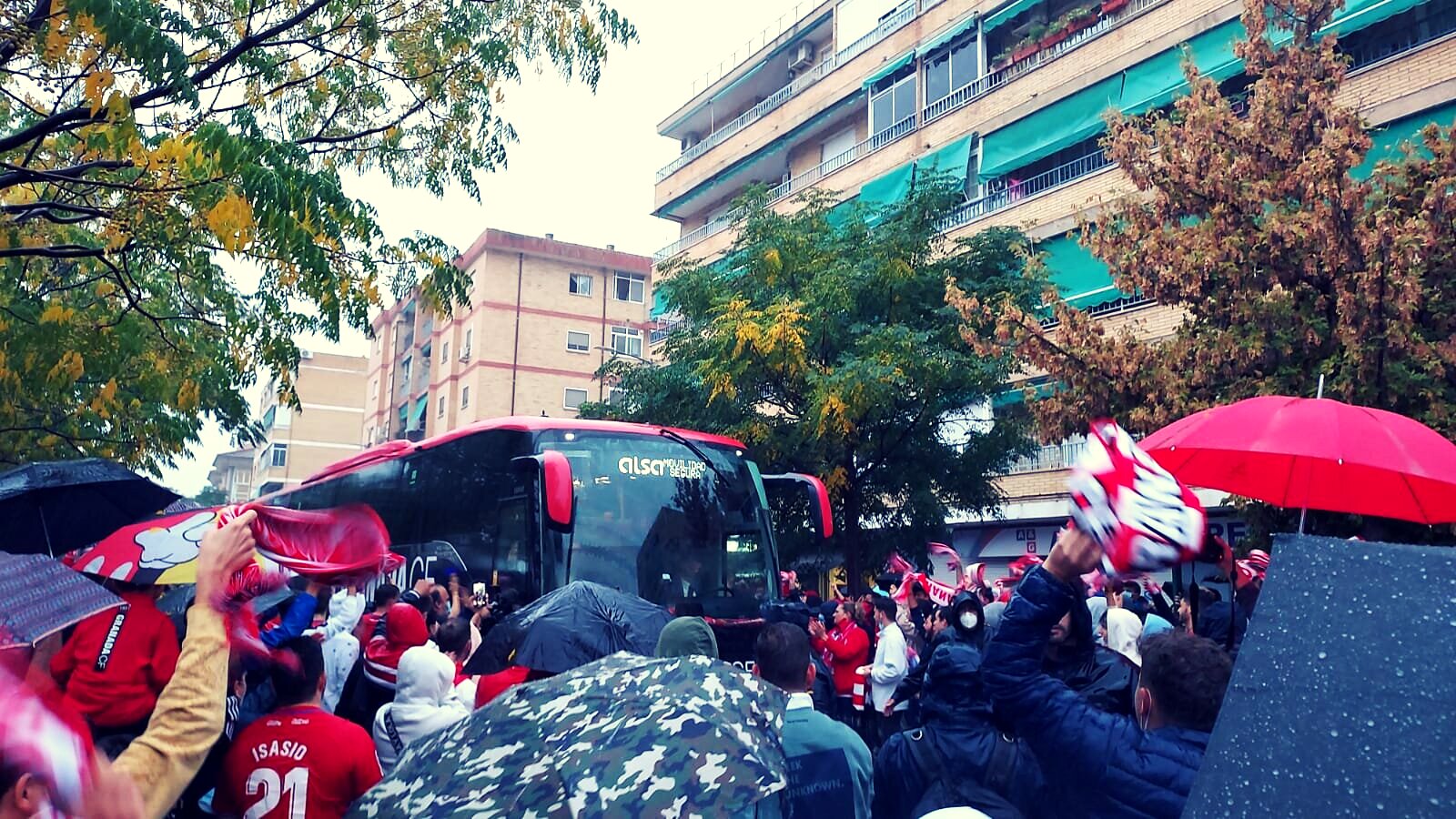 Momento de la llegada del autobús del Granada  CF al `Nuevo Los Cármenes` (FRAN CALVO)