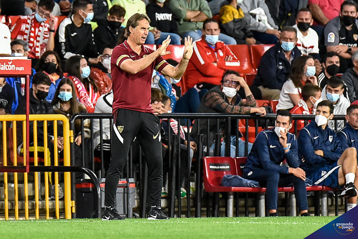 Julen Lopetegui, entrenador del Sevilla, durante el partido en el `Nuevo Los Cármenes` (JOSÉ M. BALDOMERO)