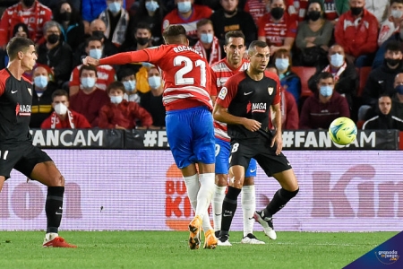 Momento en el que Rochina disparó para hacer el gol del triunfo ante el Sevilla (JOSÉ M. BALDOMERO) Momento en el que Rochina disparó para hacer el gol del triunfo ante el Sevilla (JOSÉ M. BALDOMERO)