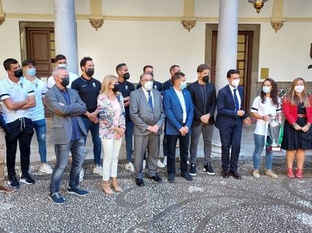 Foto de familia del Granada CF en el ayuntamiento (FRAN CALVO) Foto de familia del Granada CF en el ayuntamiento (FRAN CALVO)