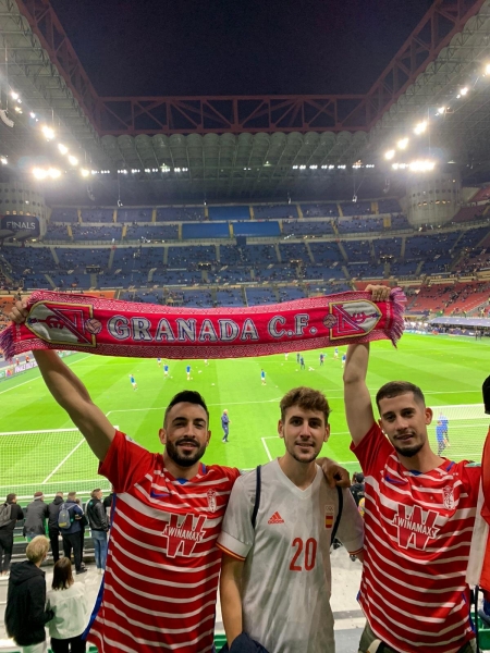 Borja (izq.) y Carlos (der.) posan junto a otro amigo en `San Siro`, vistiendo las camisetas del Granada y con la bufanda en las manos (R. GRJ) Borja (izq.) y Carlos (der.) posan junto a otro amigo en `San Siro`, vistiendo las camisetas del Granada y con la bufanda en las manos (R. GRJ)