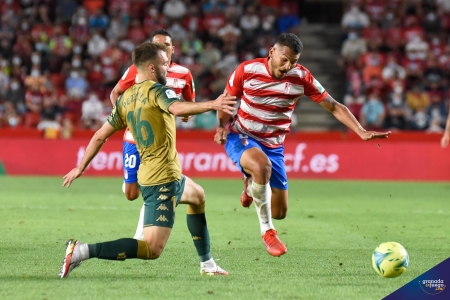 Imagen del derbi Granada - Betis de esta temporada, también jugado un lunes (JOSÉ M. BALDOMERO) Imagen del derbi Granada - Betis de esta temporada, también jugado un lunes (JOSÉ M. BALDOMERO)