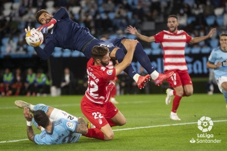 Lance en el que Domingos Duarte acabó lesionado del hombro tras chocar con Luís Maximiano en `Balaídos` (LALIGA)