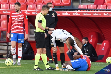 Cordero Vega, durante el Granada - Valencia de la pasada temporada (JOSÉ M. BALDOMERO)
