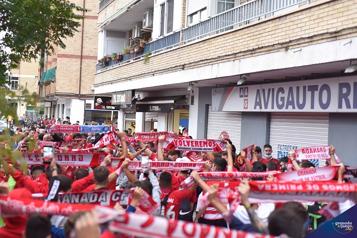 Aficionados esperan al autobús del Granada en las horas previas al partido contra el Sevilla (JOSÉ M. BALDOMERO)