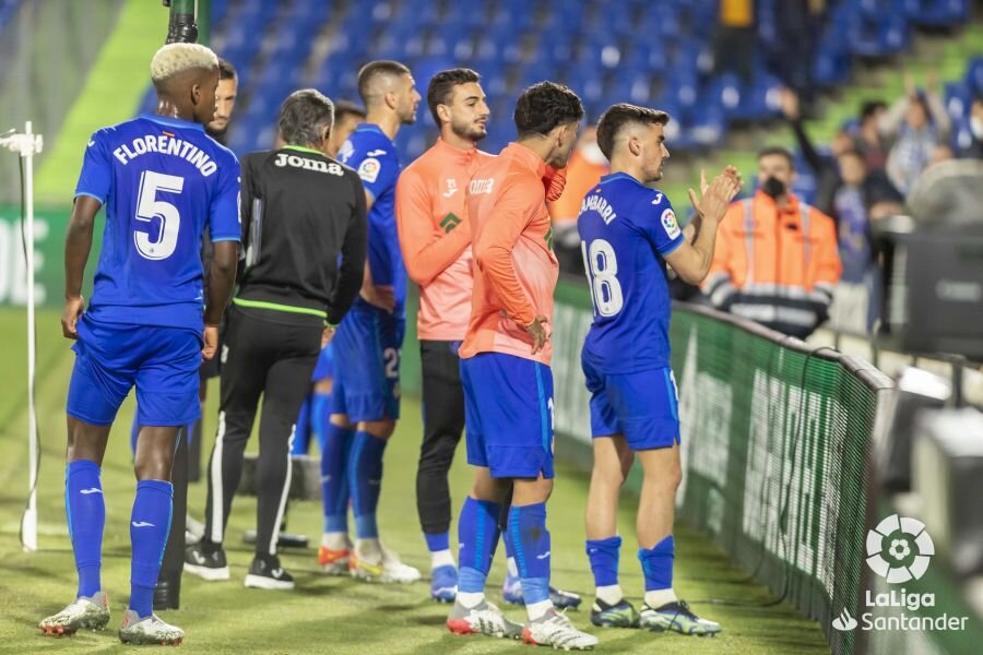 Los jugadores del Getafe piden perdón a su afición al término del último encuentro en casa, donde cayeron por 0-3 contra el Celta (LALIGA)