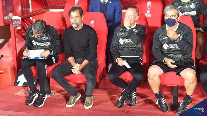 Quique Sánchez Flores, en el banquillo del `Nuevo Los Cármenes` (JOSÉ M. BALDOMERO)