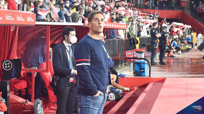 Robert Moreno, en los instantes previos del Granada - Getafe en el `Nuevo Los Cármenes` (JOSÉ M. BALDOMERO)