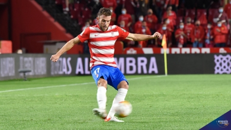 Quini, durante una acción del Granada - Getafe en el `Nuevo Los Cármenes` (JOSÉ M. BALDOMERO) Quini, durante una acción del Granada - Getafe en el `Nuevo Los Cármenes` (JOSÉ M. BALDOMERO)