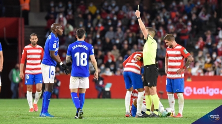 Cordero Vega muestra la amarilla a Nyom durante el Granada - Getafe (JOSÉ M. BALDOMERO) Cordero Vega muestra la amarilla a Nyom durante el Granada - Getafe (JOSÉ M. BALDOMERO)