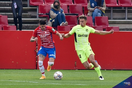 Carlos Neva y Marcos Llorente, durante el Granada - Atlético de Madrid de la pasada campaña (JOSÉ M. BALDOMERO) Carlos Neva y Marcos Llorente, durante el Granada - Atlético de Madrid de la pasada campaña (JOSÉ M. BALDOMERO)