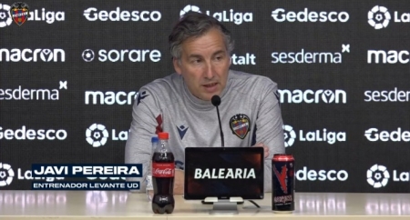 Javier Pereira, técnico del Levante, durante la rueda de prensa previa al choque frente al Granada (LEVANTE UD TV) Javier Pereira, técnico del Levante, durante la rueda de prensa previa al choque frente al Granada (LEVANTE UD TV)