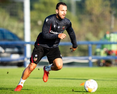 Roberto Soldado, durante un entrenamiento reciente con el Levante, se reencontrará con su ex equipo Roberto Soldado, durante un entrenamiento reciente con el Levante, se reencontrará con su ex equipo